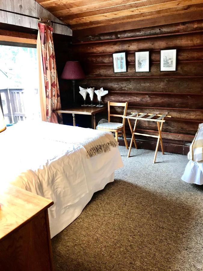 The Surf And Pub Lodge