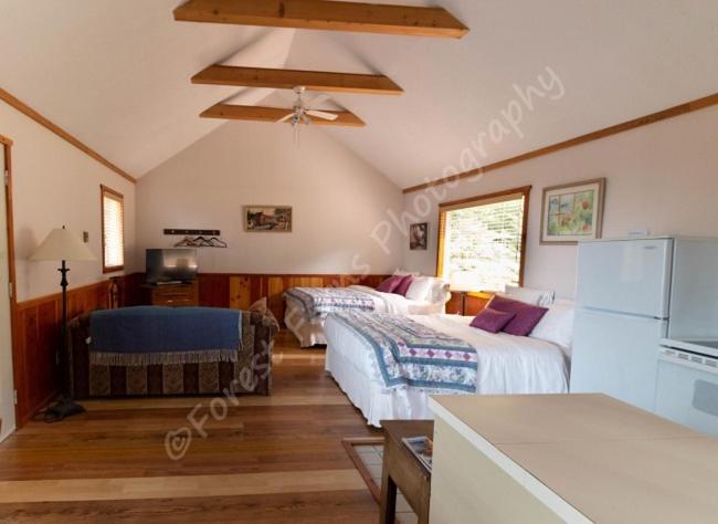 The Surf And Pub Lodge Gabriola